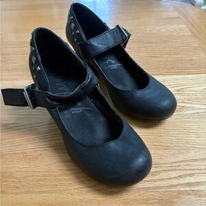 Black Woman’s Shoes with Strap and Low Heal